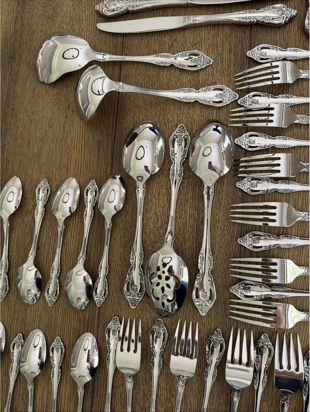 Oneida Community Brahms 65 Pc Stainless Flatware Set - Service for 12